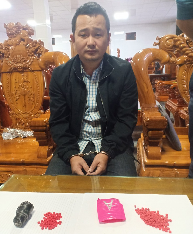 Đối tượng Nguyễn Văn Ánh cùng số ma túy thu giữ được.