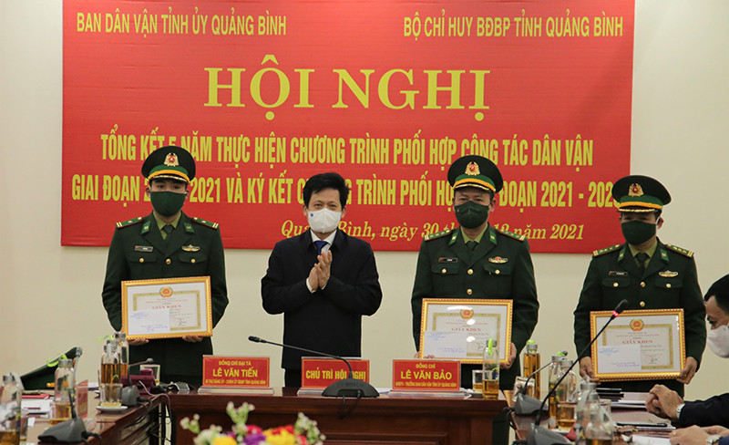  Đồng chí Trưởng ban Dân vận Tỉnh ủy Lê Văn Bảo tặng giấy khen cho các tập thể, cá nhân.