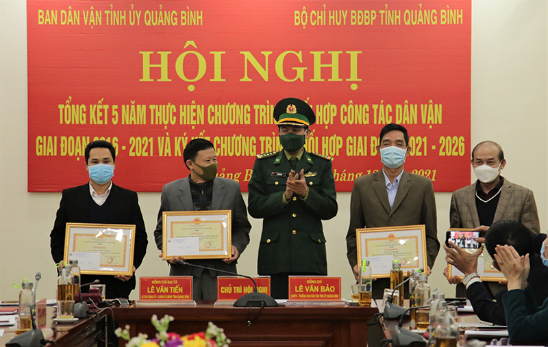  Đại tá Lê Văn Tiến, Chính ủy Bộ Chỉ huy BĐBP tỉnh tặng giấy khen cho các tập thể, cá nhân.