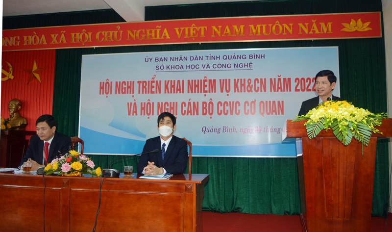 Đồng chí Hồ An Phong, Tỉnh ủy viên, Phó Chủ tịch UBND tỉnh phát biểu tại hội nghị triển khai nhiệm vụ KH-CN năm 2022.
