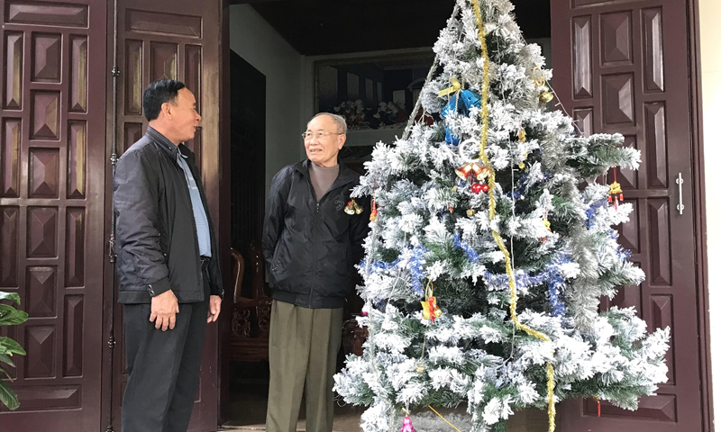 Ông Nguyễn Thanh Bình và bà con thôn Thanh Hải luôn tự hào vì mình được sống trong KDC yên bình, tiêu biểu của tỉnh.