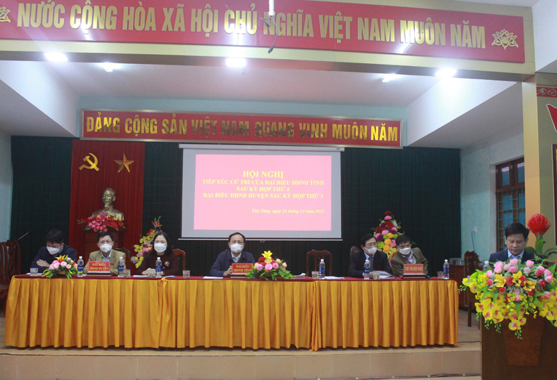 Đại biểu HĐND tỉnh đang tiếp xúc với cử tri tại xã Tân Thủy