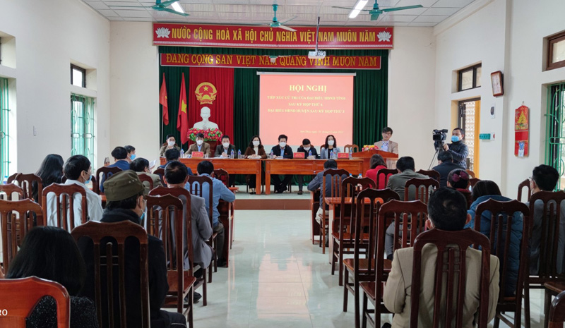 Các đại biểu HĐND tỉnh đang tiếp xúc với cử tri xã Sơn Thủy