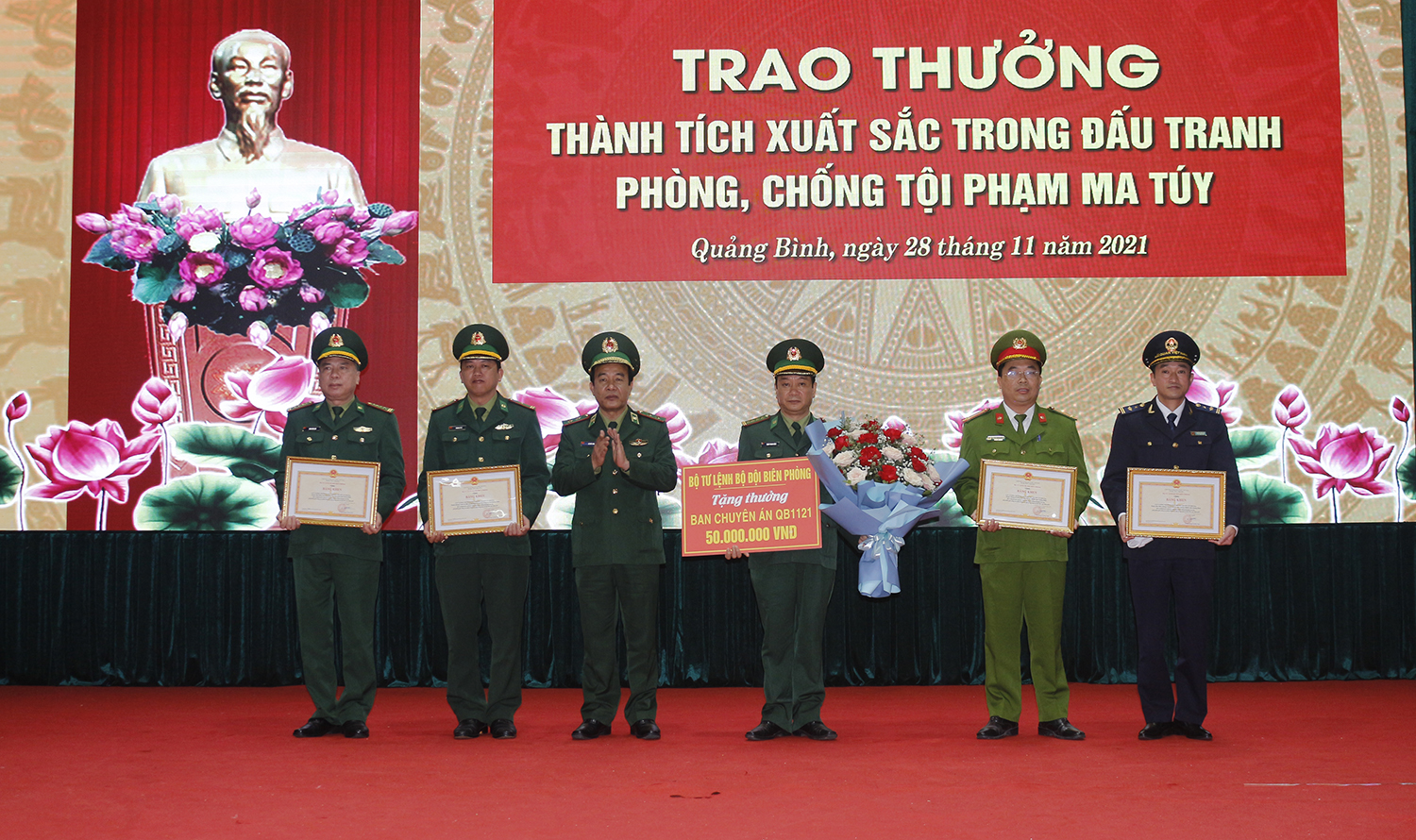 Trung tướng Lê Đức Thái, Tư lệnh BĐBP trao thưởng lãnh đạo Ban chuyên án QB1121 (Bộ chỉ huy BĐBP tỉnh).