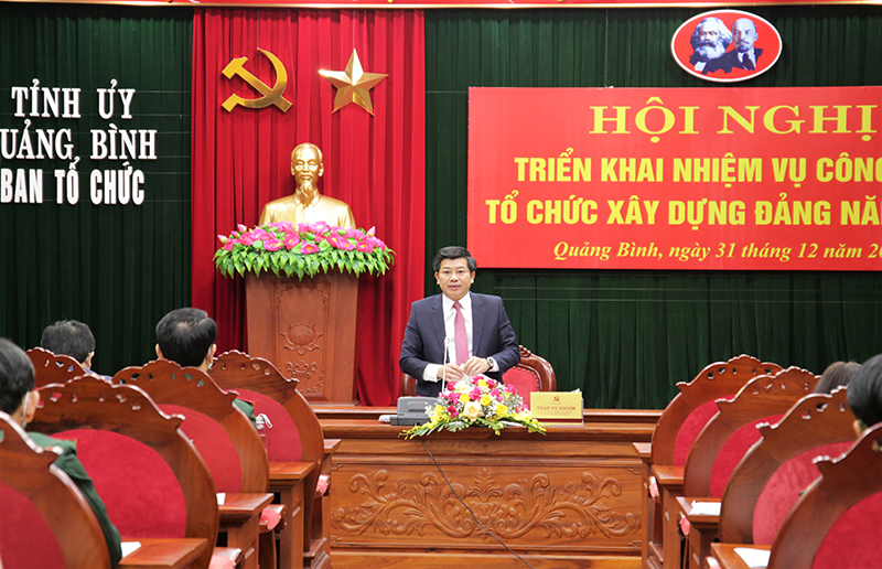 Đồng chí Trưởng ban Tổ chức Tỉnh ủy Trần Vũ Khiêm điều hành hội nghị.