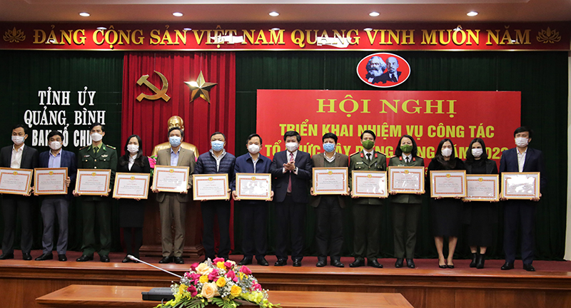 Đồng chí Trưởng ban Tổ chức Tỉnh ủy Trần Vũ Khiêm tặng giấy khen của Ban Tổ chức Tỉnh ủy cho các tập thể và cá nhân.