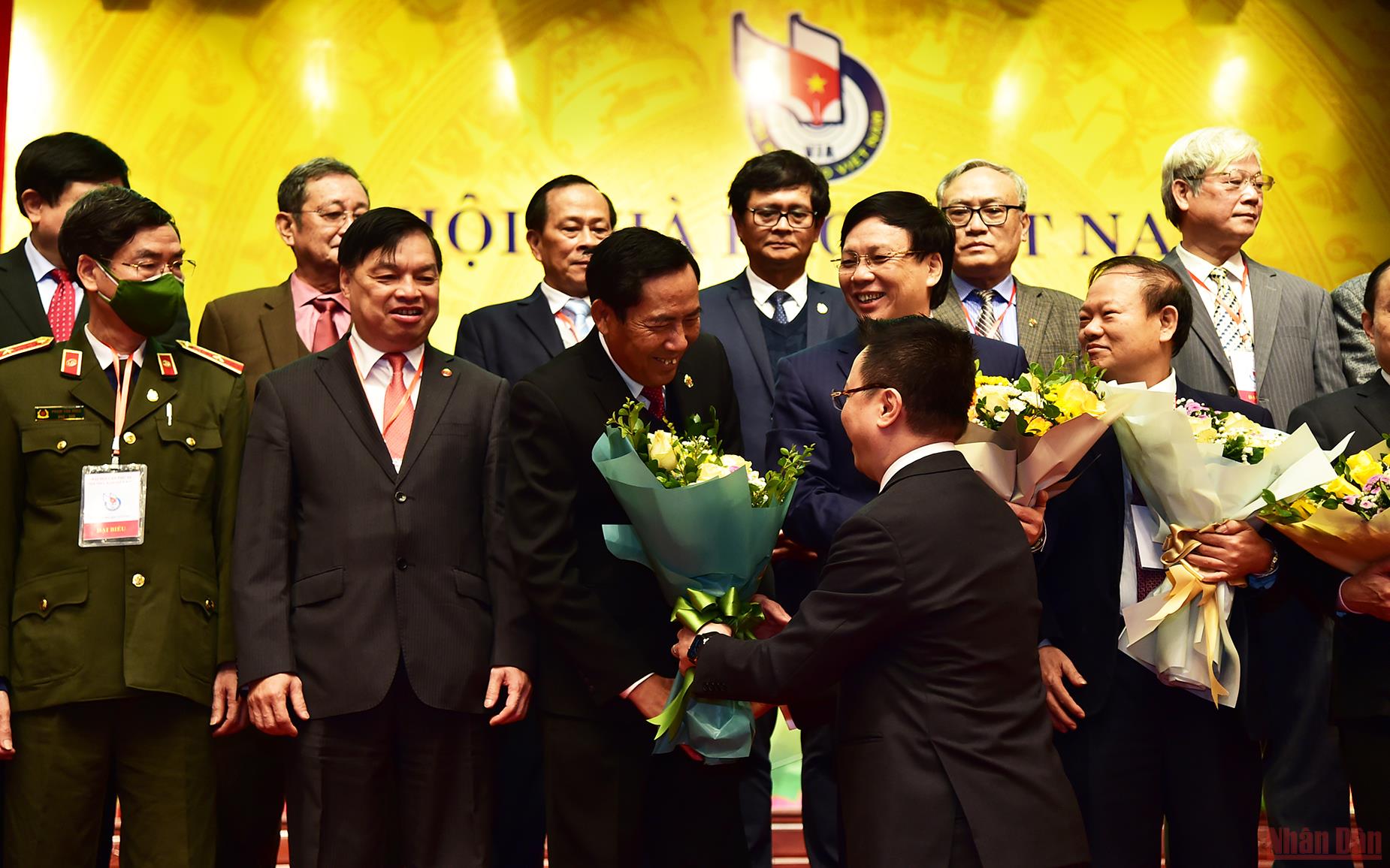  Chủ tịch Hội Nhà báo Việt Nam Lê Quốc Minh tặng hoa cho Ban Chấp hành Hội nhà báo Việt Nam khóa X. (Ảnh: THÀNH ĐẠT)