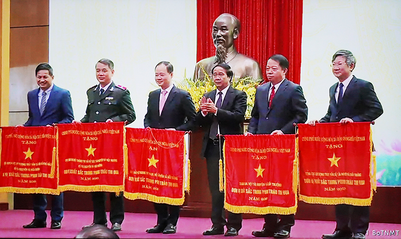 Phó Thủ tướng Chính phủ Lê Văn Thành trao cờ thi đua của Chính phủ cho các tập thể có thành tích xuất sắc.