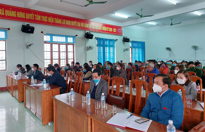 Các đại biểu và cử tri tham dự tại buổi tiếp xúc cử tri huyện Quảng Trạch