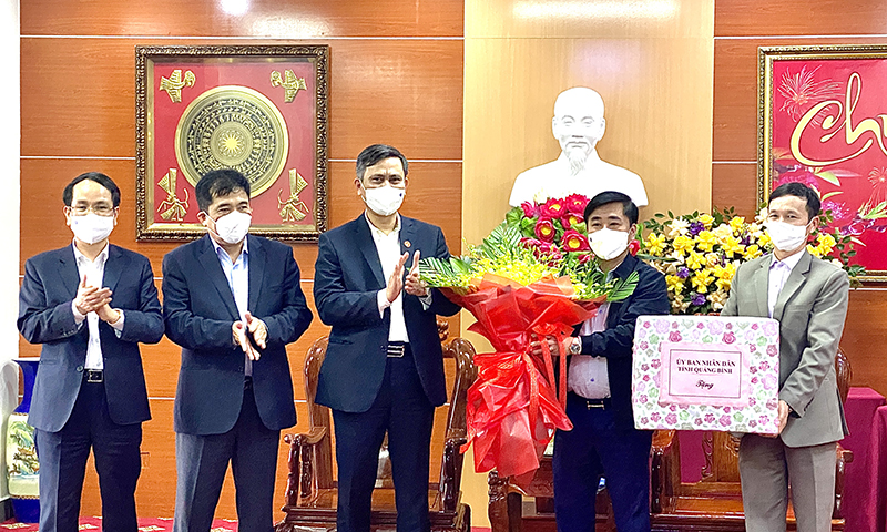 Đồng chí Chủ tịch UBND tỉnh Trần Thắng tặng quà động viên tập thể cán bộ, nhân viên Sở Tài chính