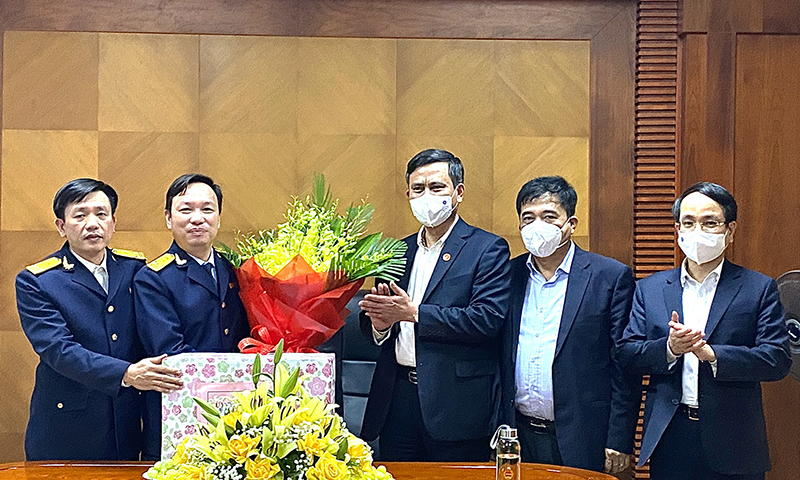 Đồng chí Chủ tịch UBND tỉnh Trần Thắng tặng quà động viên tập thể cán bộ, nhân viên Cục Thuế tỉnh