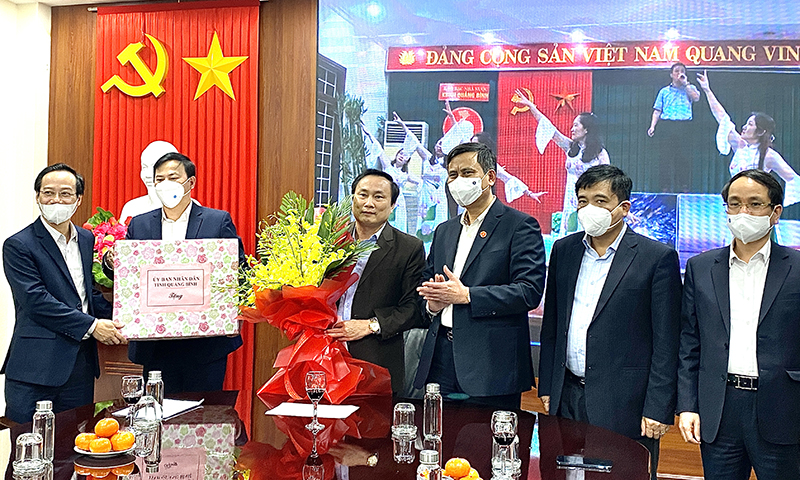 Đồng chí Chủ tịch UBND tỉnh Trần Thắng tặng quà động viên tập thể cán bộ, nhân viên Kho bạc Nhà nước tỉnh