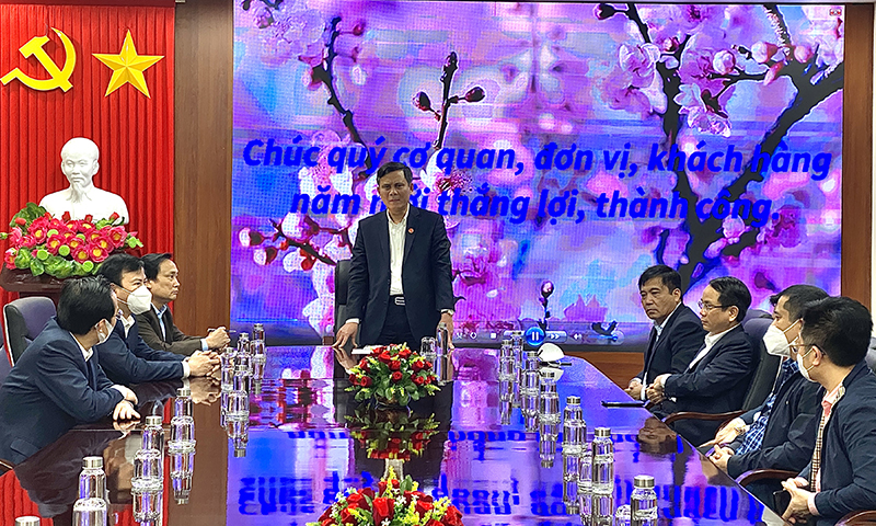 Đồng chí Chủ tịch UBND tỉnh Trần Thắng phát biểu động viên và ghi nhận sự nỗ lực, cố gắng của tập thể cán bộ, nhân viên Kho bạc Nhà nước tỉnh.