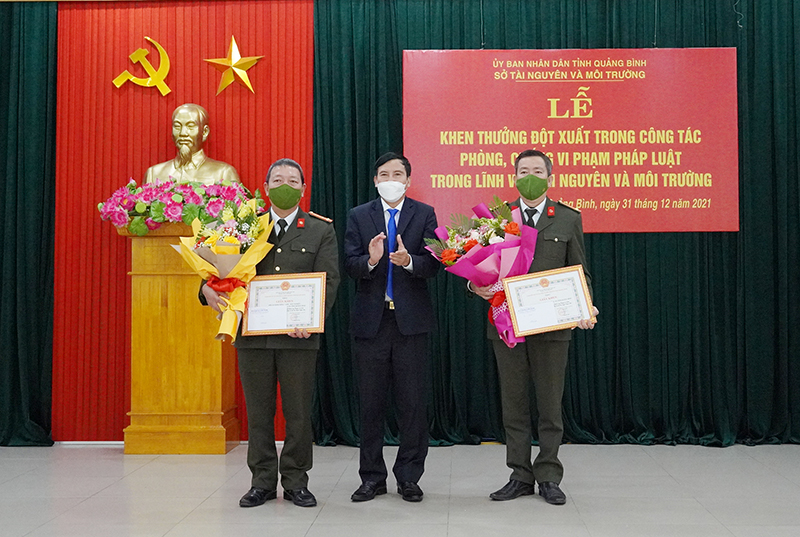 Giám đốc Sở Tài nguyên và Môi trường Nguyễn Huệ tặng giấy khen cho 2 tập thể có thành tích xuất sắc trong chuyên án KSS6 là Phòng PA06 và Đội An ninh Nông - Lâm - Ngư nghiệp, Phòng PA04 (Công an tỉnh).