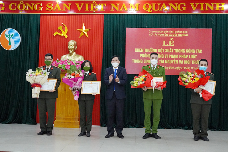Giám đốc Sở Tài nguyên và Môi trường Nguyễn Huệ tặng giấy khen cho các cá nhân thuộc có thành tích xuất sắc trong chuyên án KSS6.