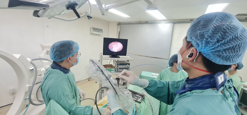Phẫu thuật thành công nội soi tán sỏi thận qua da đường hầm nhỏ bằng laser