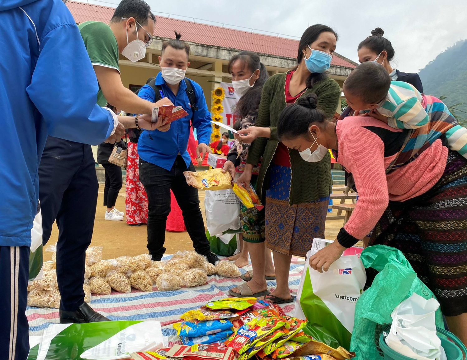 Tổ chức "phiên chợ Tết 0 đồng" tại xã Trường Sơn
