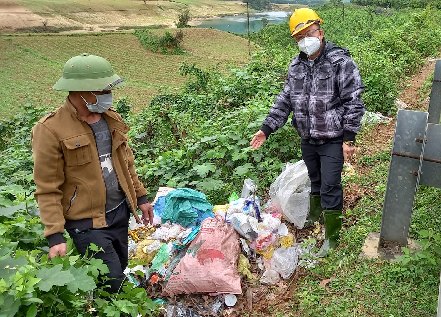 Cần xử lý các bãi rác trên đường Hồ Chí Minh nhánh Tây