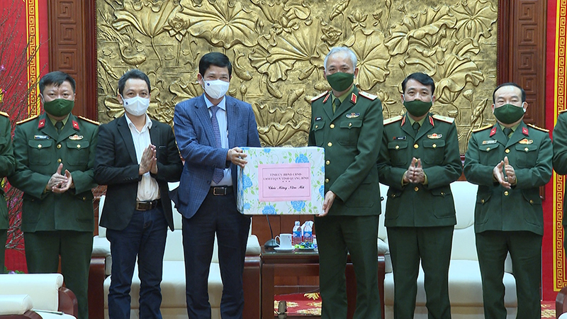 Lãnh đạo tỉnh Quảng Bình thăm, chúc Tết tại Bộ Tư lệnh Quân khu 4