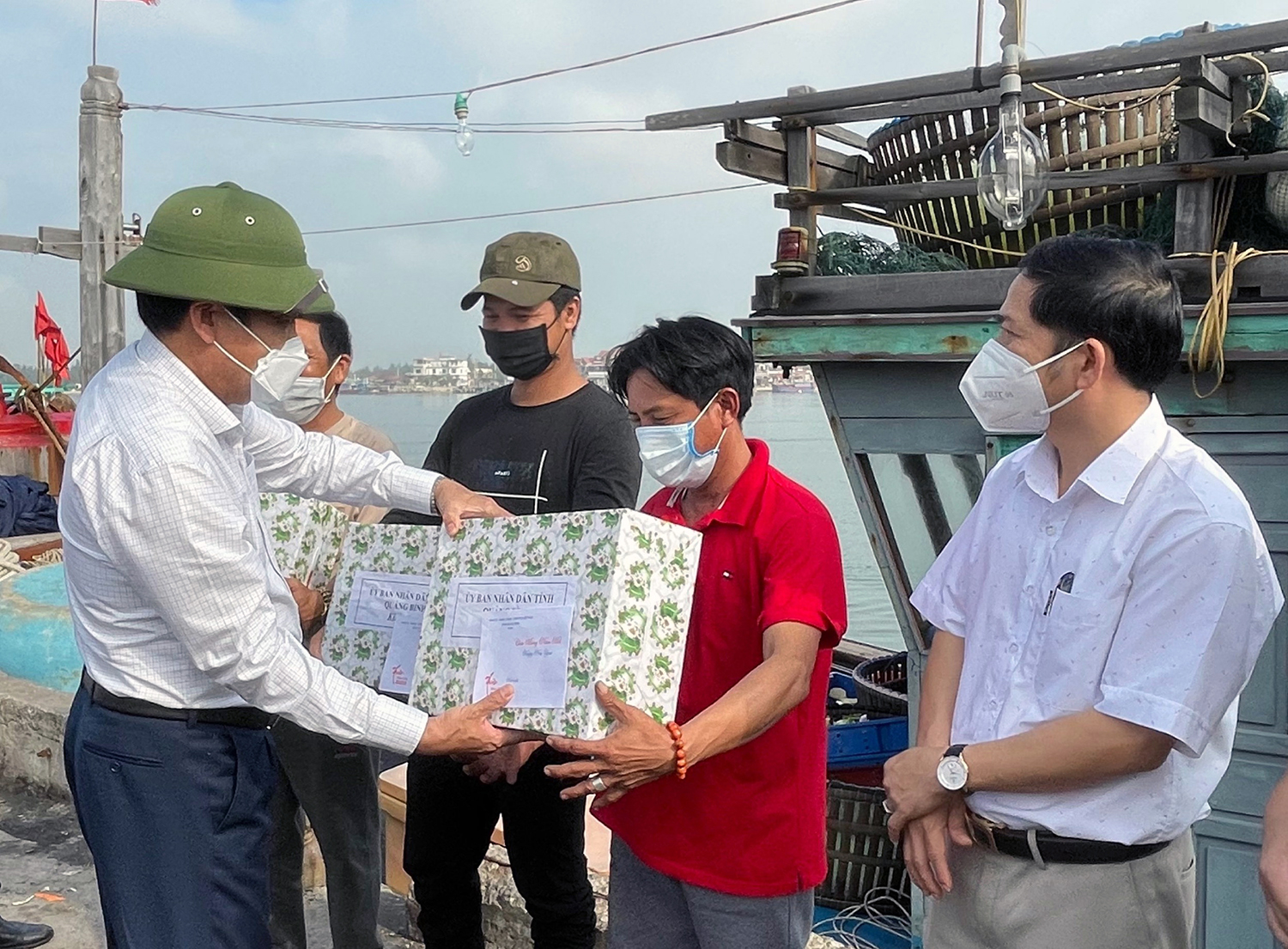Đồng chí Phó Chủ tịch Thường trực UBND tỉnh thăm, tặng quà ngư dân