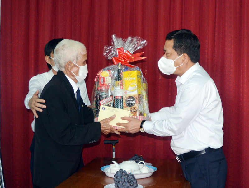 Đồng chí Bí thư Thành ủy Đồng Hới thăm các đồng chí đảng viên 75 năm tuổi Đảng