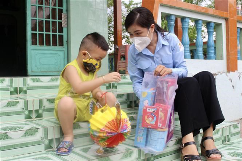 Trao quà cho thiếu nhi khó khăn tại huyện Bình Chánh, Thành phố Hồ Chí Minh. (Ảnh minh họa: Hồng Giang/TTXVN)