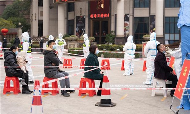 Người dân chờ xét nghiệm COVID-19 tại một điểm xét nghiệm ở thành phố Đồng Nhân, tỉnh Quý Châu, Trung Quốc. (Ảnh: THX/TTXVN)