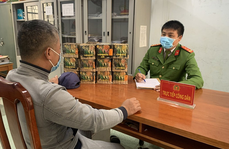 Anh T.V.C trú ở xã Hiền Ninh (Quảng Ninh) tự nguyện giao nộp 18 hộp pháo hoa cho cơ quan công an
