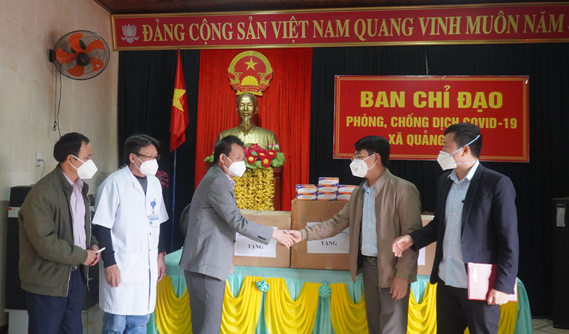 CDC Quảng Bình hỗ trợ thuốc chống dịch và điều trị F0 tại nhà cho xã Quảng Phú.
