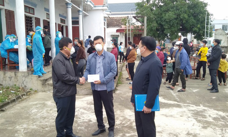 Lãnh đạo huyện Quảng Trạch động viên lực lượng y tế lấy mẫu xét nghiệm tại Quảng Phú.