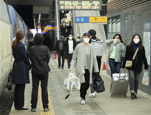 Người dân tại một nhà ga ở thủ đô Seoul (Hàn Quốc). (Ảnh: THX/TTXVN)