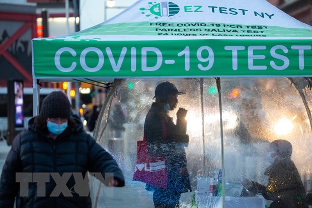 Người dân tự lấy mẫu xét nghiệm COVID-19 tại New York, Mỹ, ngày 17/12/2021. (Ảnh: THX/TTXVN)