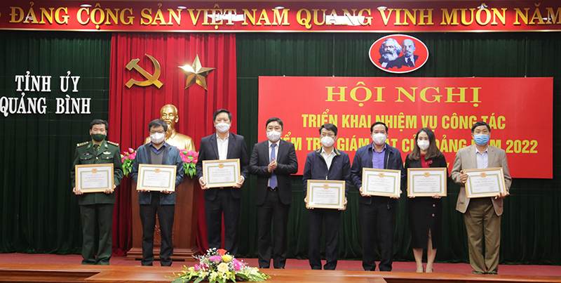 Đồng chí Chủ nhiệm UBKT Tỉnh ủy Đinh Hữu Thành trao giấy khen cho các tập thể. 