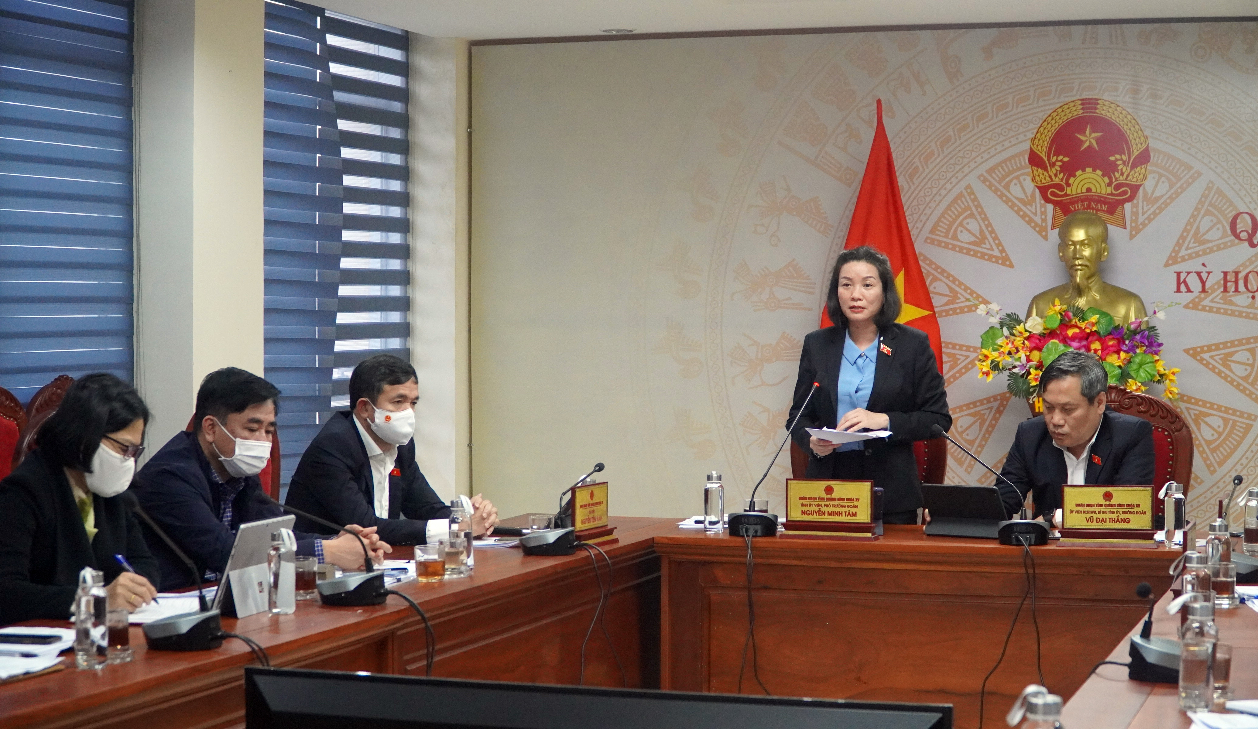 Đồng chí Phó trưởng đoàn ĐBQH tỉnh Nguyễn Minh Tâm phát biểu tại phiên thảo luận.