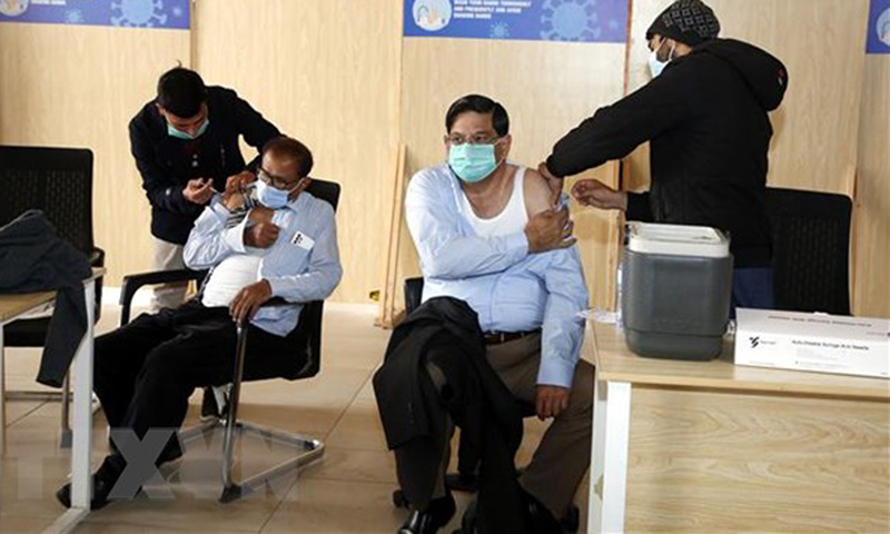 Nhân viên y tế tiêm vaccine phòng COVID-19 cho người dân tại Islamabad, Pakistan, ngày 3/1/2022. (Ảnh: THX/TTXVN)