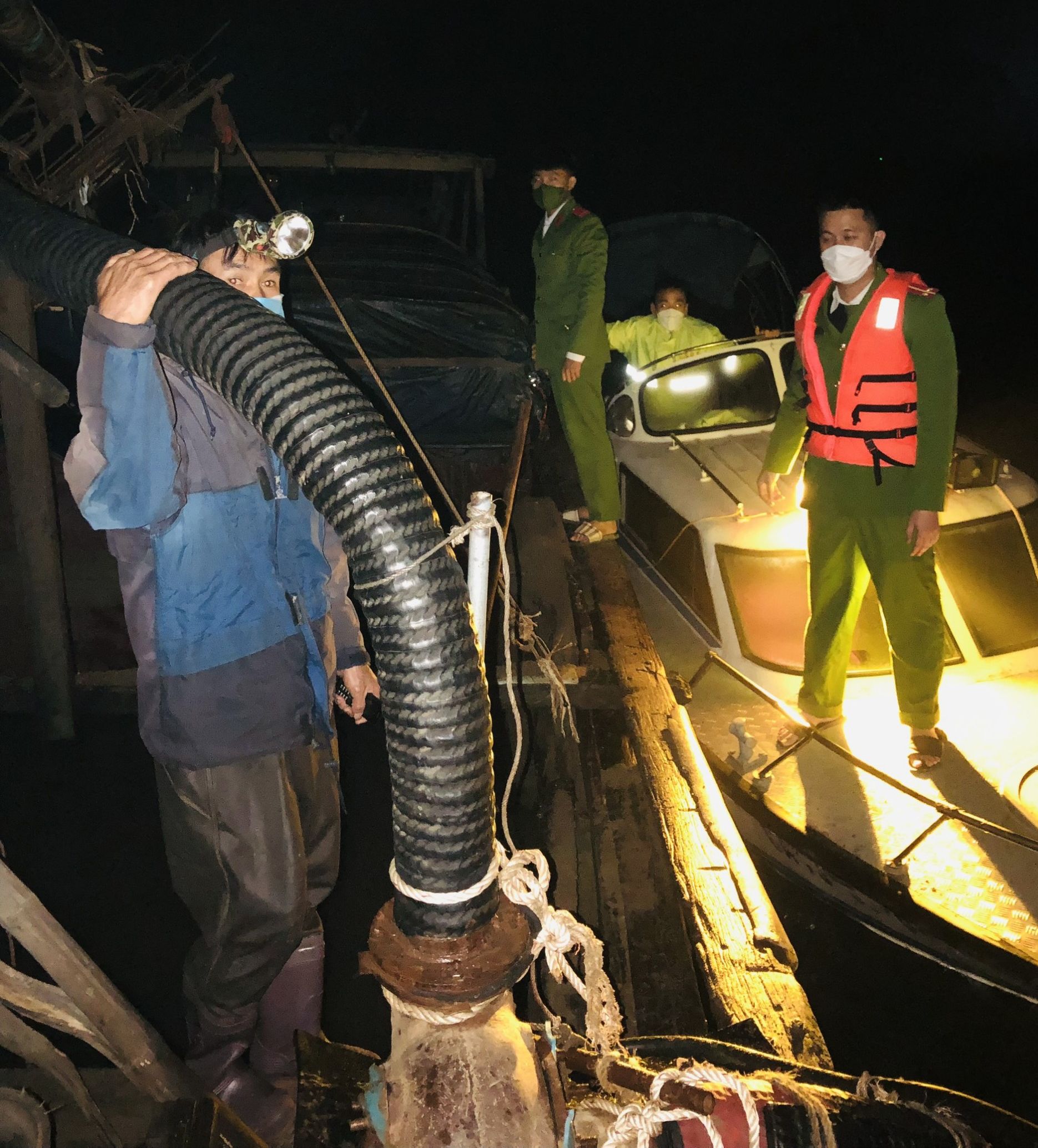 Thuyền khai thác cát trái phép trên sông Gianh bị lực lượng công an huyện Quảng Trạch bắt quả tang.