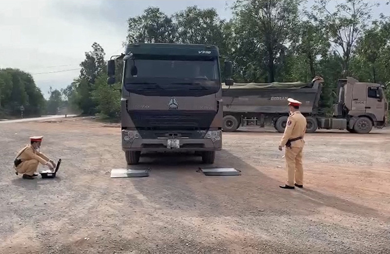 Lực lượng CSGT kịp thời phát hiện và kiên quyết xử lý các xe ôtô tải chở hàng quá tải trọng.