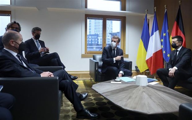 Tổng thống Pháp Emmanuel Macron (giữa) trong cuộc gặp với Thủ tướng Đức Olaf Scholz và Tổng thống Ukraine Vladimir Zelensky tại Brussels (Bỉ), ngày 15/12/2021. (Ảnh: AFP/TTXVN)