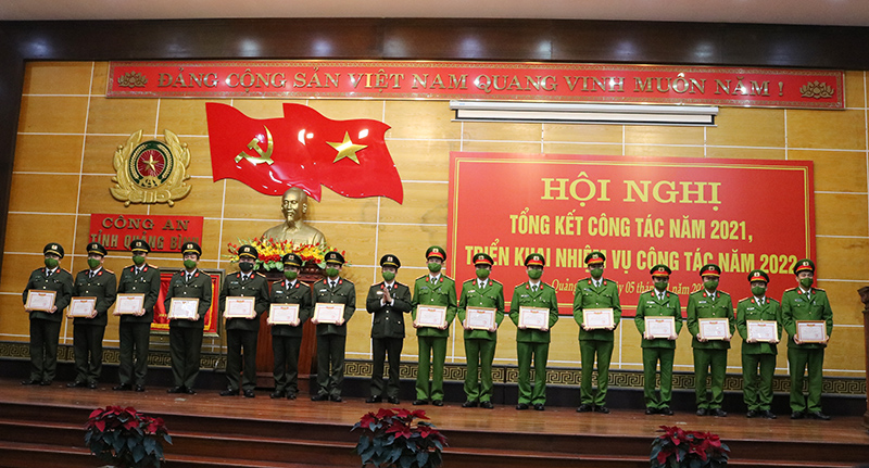 Giám đốc Công an tỉnh Nguyễn Tiến Nam trao danh hiệu  "đơn vị quyết thắng " cho các tập thể hoàn thành xuất sắc nhiệm vụ 2021