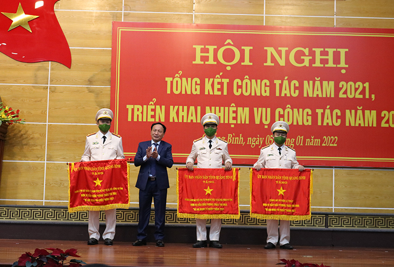 Đồng chí Phó Bí thư Thường trực Tỉnh ủy Trần Hải Châu trao cờ thi đua của UBND tỉnh cho các tập thể dẫn đầu trong phong trào thi đua  "Vì an ninh tổ quốc " năm 2021