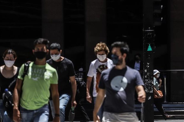 Người dân đeo khẩu trang phòng lây nhiễm COVID-19 tại Sao Paulo (Brazil). (Ảnh: THX/TTXVN)