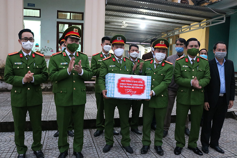 Đồng chí Thứ trưởng tặng quà động viên lực lượng công an làm nhiệm vụ tại xã Kim Thủy, huyện Lệ Thủy