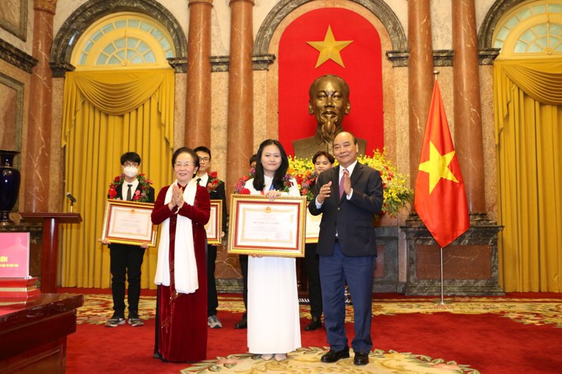  Chủ tịch nước Nguyễn Xuân Phúc trao tặng Huân chương Lao động hạng Nhì cho Thảo Anh (áo trắng). (Ảnh gia đình cung cấp).