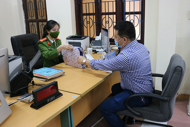Công dân đến giải quyết thủ tục hành chính thuộc lĩnh vực phòng cháy, chữa cháy tại Trung tâmh hành chính công tỉnh Quảng Bình