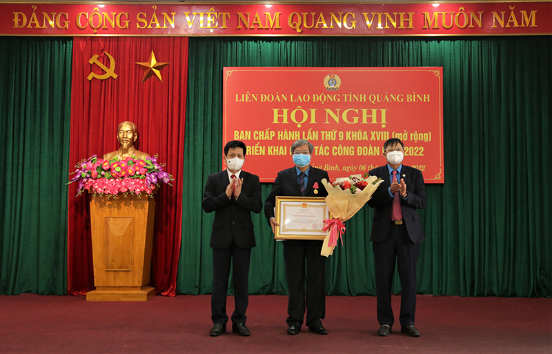 Thừa ủy quyền của Chủ tịch nước, đồng chí Lê Văn Bảo và đồng chí Phan Văn Anh trao Huân chương Lao động hạng Nhì cho đồng chí Nguyễn Xuân Toàn.