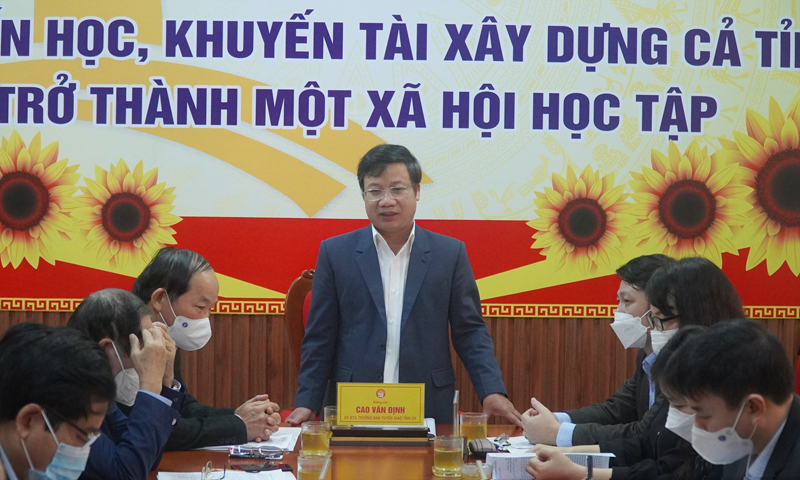 Đồng chí Trưởng ban Tuyên giáo Tỉnh ủy Cao Văn Định kết luận buổi làm việc.