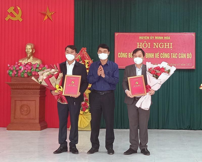 Đồng chí Bùi Anh Tuấn, Tỉnh ủy viên, Bí thư Huyện ủy Minh Hóa trao các quyết định về việc luân chuyển cán bộ tại buổi lễ.