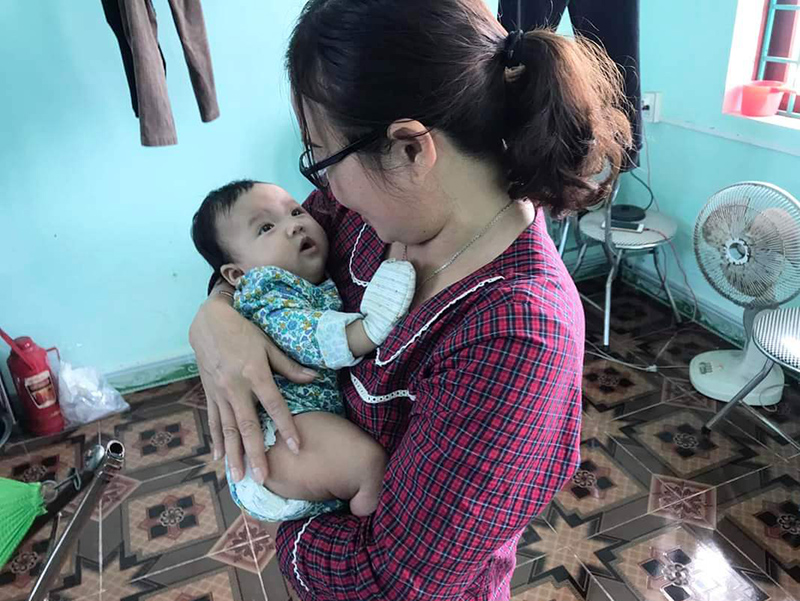 Bé gái 3 tháng tuổi bị bỏ rơi đang được chăm sóc tại Trạm y tế phường Quảng Thọ.