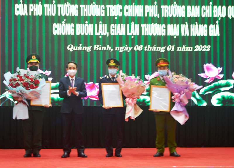 Đồng chí Phó Chủ tịch UBND tỉnh tặng hoa chúc mừng Bộ chỉ huy Bộ đội biên phòng Quảng Bình, Cục Hải Quan và Công an tỉnh.