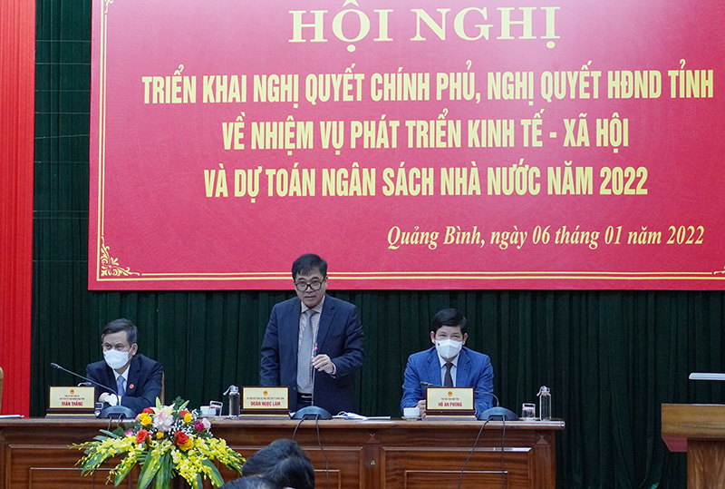 Đồng chí Phó Chủ tịch Thường trực UBND tỉnh Đoàn Ngọc Lâm điều hành thảo luận tại hội nghị.